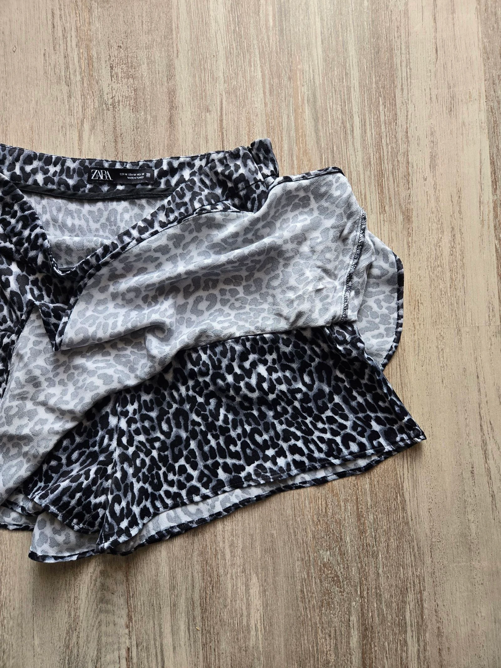 Falda corta de leopardo Zara talla 38 – photo 4